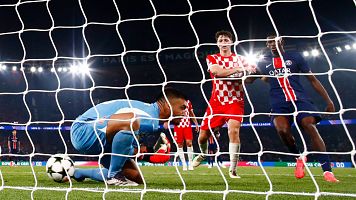 Al guardameta Gazzaniga se le escapa el baln entre las piernas en el minuto 90