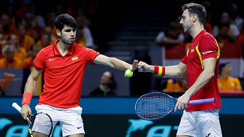 Carlos Alcaraz y Marcel Granollers en el definitivo partido de dobles que cierra la eliminatoria de la Copa Davis contra Pases Bajos