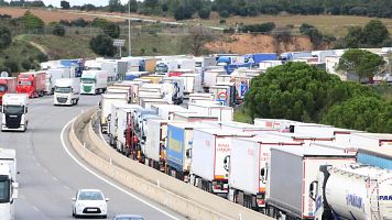 Camions aparcats en sentit sud i la cua dels que volen anar en sentit nord a l'AP7 a Figueres. | ACN