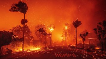 Los vientos de Santa Ana amenazan los incendios en Los ngeles