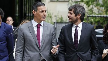 Pedro Sánchez conversa con el ministro de Cultura, Ernest Urtasun