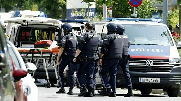 Agentes de polica en la zona del tiroteo en una escuela en Graz, Austria
