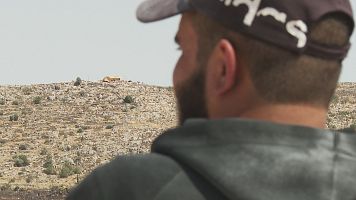 Bilal observa un 'outpost' desde su casa en Al Mughayer