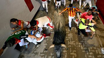 Un toro de Jos Escolar en el sexto encierro San Fermn 2025