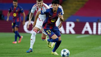 Barcelona's Dro Fernandez, foreground, runs with the ball as Olympiacos' Costinha tries to stop him during the Champions League opening phase soccer match between Barcelona and Olympiacos in Barcelona, Spain, Tuesday, Oct. 21, 2025. (AP Photo/Joan Monfort)