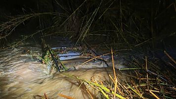 Sostre d'un vehicle colgat per l'aigua a la riera Nova de Palau-sator (Baix Empord�) | ACN