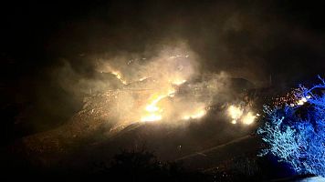 Los bomberos trabajan en la extinci�n de un incendio declarado esta noche en el paraje natural de Cabo Ti�oso, en la costa de Cartagena (Murcia)
