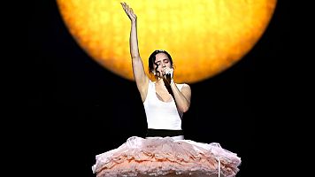 Rosal�a hace del escenario su templo en el inicio de la gira de 'Lux' en Lyon