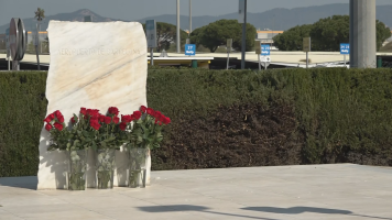 Ofrena floral al monument en record a les v�ctimes de l'accident aeri de Germanwings, situat a l'exterior de la T2 de l'Aeroport del Prat