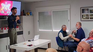 La Asociaci�n Cultural de Personas Sordas de M�stoles disfruta de una charla de Endika Castro sobre la reina Isabel II