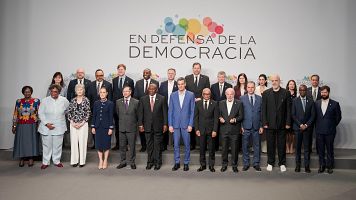 Foto de fam�lia de la cimera 'En defensa de la democr�cia' celebrada a Barcelona i liderada per Pedro S�nchez