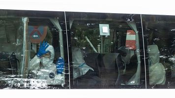Un autob�s transporta als ciutadans espanyols que es trobaven en el creuer MV Hondius aquest diumenge des de la Base A�ria de Torrej�n fins a l'Hospital G�mez Ulla.