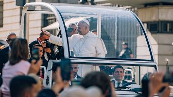 Le�n XIV saluda desde el papam�vil en uno de sus recorridos por las calles de Madrid.