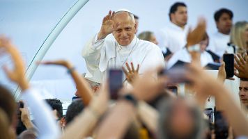 El papa a su llegada para la vigilia en el estadio ol�mpico de Barcelona