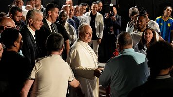 El papa saluda a varios presos a su llegada en la prisi�n de Brians 1, en Sant Esteve Sesrovires (Barcelona).