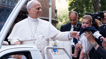 El papa Le�n XIV bendice a un ni�o en su recorrido hacia la Sagrada Familia