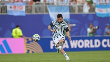 Messi en el calentamiento del partido contra Argelia