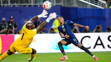 El delantero brasile�o Raphinha (derecha) marca contra el portero haitiano Johnny Placide (izquierda) durante el partido de la fase de grupos del Mundial 2026 entre Hait� y Brasil. El gol fue anulado porque Raphinha estaba en fuera de juego.
