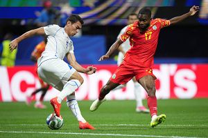 El uzbeko Rustam Ashurmatov, izquierda, controla el bal�n ante el congole�o C�dric Bakambu (17) durante la primera parte del partido del Grupo K del Mundial entre la Rep�blica Democr�tica del Congo y Uzbekist�n