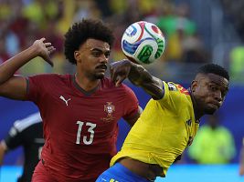Renato Veiga, de Portugal (i), disputa un bal�n con Jhon C�rdoba, de Colombia (d), durante el partido de la fase de grupos del Mundial 2026 entre Colombia y Portugal.