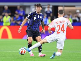 Ali Azaizeh (d) disputa un bal�n con Leonardo Balerdi este s�bado, en un partido del grupo J del Mundial de la FIFA 2026 entre Jordania y Argentina.