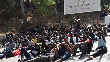 Decenas de personas esperan en el Centro de Estancia Temporal de Inmigrantes (CETI)