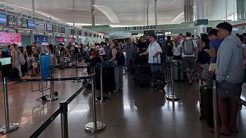 Primeres cues als taulells de facturaci� de la vintena d'aerolinies afectades