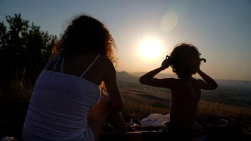 Una mujer y un ni�o atienden este mi�rcoles al eclipse solar en el monte de Olarizu, a las afueras de Vitoria