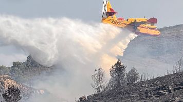 Un medio a�reo descarga sobre el fuego en la Calderona