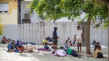 Migrantes en las calles del barrio de Loma Colmenar, en Ceuta