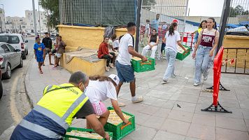Voluntarios reparten comida en el barrio del Pr�ncipe