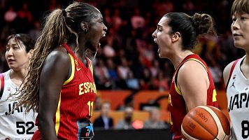 Awa Fam y Paula Ginzo, en el partido contra Jap�n del Mundial 2026