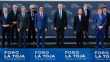 El rey Felipe VI, junto al presidente del Gobierno, Pedro S�nchez; los expresidentes del Gobierno Mariano Rajoy y Felipe Gonz�lez; el ex presidente de Portugal Marcelo Rebelo de Sousa, y el presidente de Galicia, Alfonso Rueda.