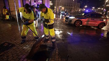 Operarios comprueban el sistema de alcantarillado en Bilbao