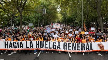 EuropaPress_7817986_numerosas_personas_sostienen_pancarta_lema_huelga_general_manifestacion_exigir