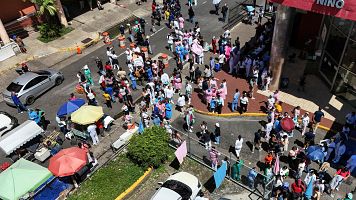 Personas evacuadas del Hospital del Ni�o, en Ciudad de Panam�, este viernes