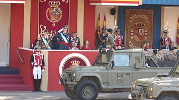 La familia real preside el desfile militar del 12 de octubre, en el centro de Madrid.
