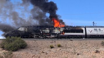 Un tren AVE de la l�nea Madrid - Barcelona, en llamas