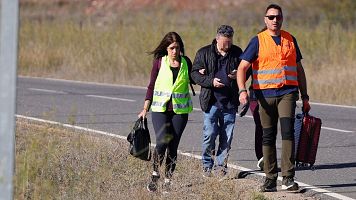 Pasajeros de los trenes siniestrados abandonan caminando la zona