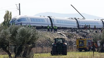 Servicios de emergencia el lugar del accidente de dos trenes de alta velocidad que han colisionado cerca de Urda (Toledo)