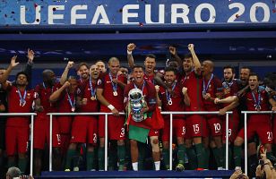 Ronaldo, capit�n de Portugal, levanta la Eurocopa