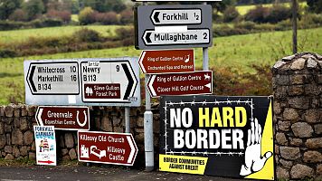Un cruce de carreteras en Irlanda del Norte, donde destaca el cartel que pide   No a una frontera dura