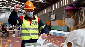 Un trabajador de Alcoa vota en un colegio electoral de Burela (Lugo)