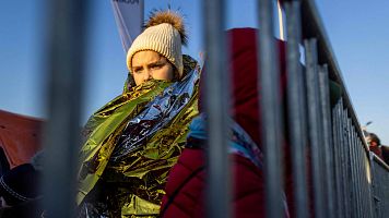 Una nia refugiada ucraniana espera para subir a un autobs en Medyka, en Polonia