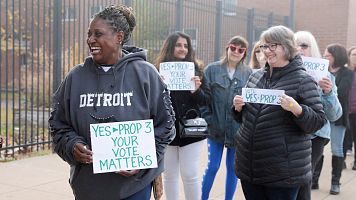 Mujeres piden proteger el derecho al aborto en Michigan