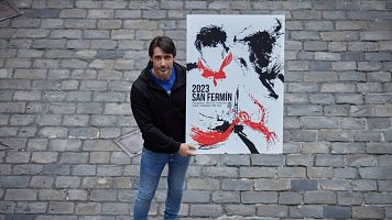 Ral Lpez, el artista que ha creado el cartel de San Fermn 2023, posa con su obra