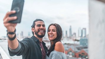 Dos jvenes haciendo un selfie