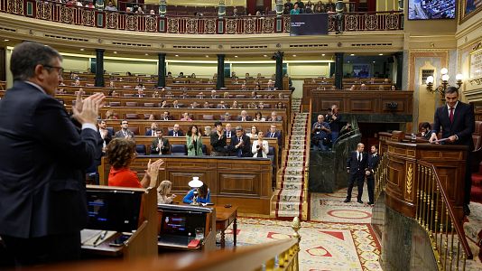 El presidente del Gobierno, Pedro Snchez, recibe aplausos de la bancada socialista tras intervenir en el Congreso
