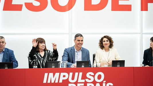 Pedro S�nchez junto a Cristina Narbona y Mar�a Jes�s Montero en un acto del PSOE (EP)