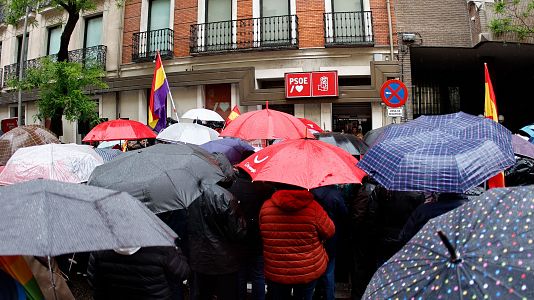 Las agrupaciones socialistas toman las inmediaciones de Ferraz en apoyo a Pedro Snchez